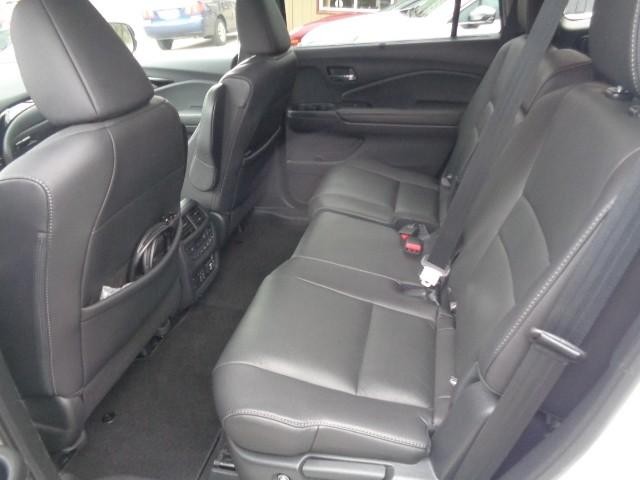2020 Honda Pilot Touring 8-Passenger image 12