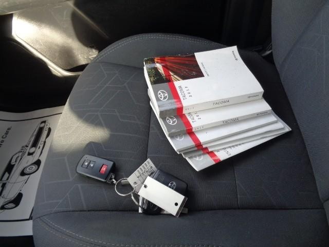 2017 Toyota Tacoma 4WD TRD Off Road Double Cab image 17