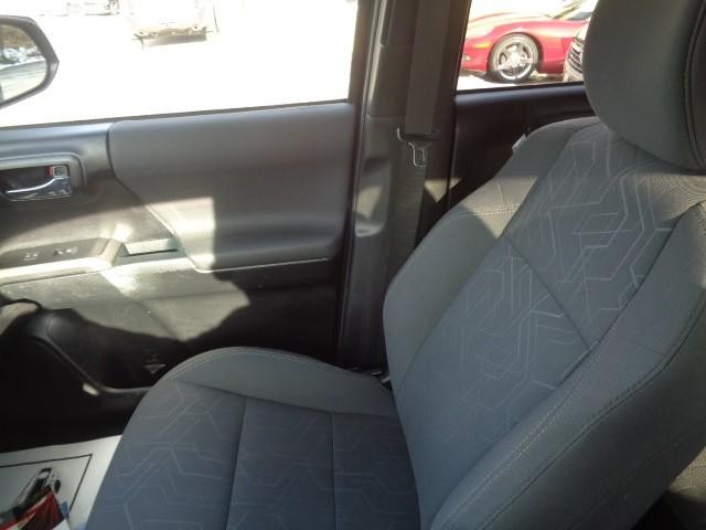 2017 Toyota Tacoma 4WD TRD Off Road Double Cab image 18