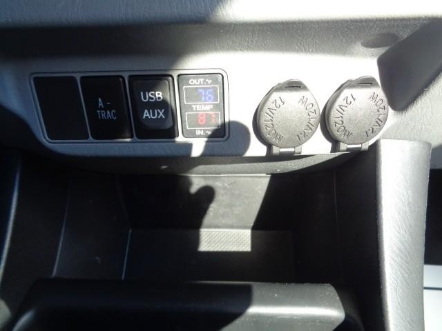 2015 Toyota Tacoma 4WD Double Cab V6 (Natl) image 18