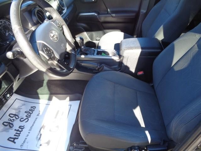 2017 Toyota Tacoma 4WD TRD Sport Double Cab image 09