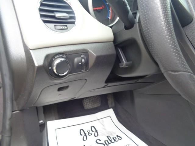 2013 Chevrolet Cruze LS image 10