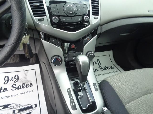 2013 Chevrolet Cruze LS image 11
