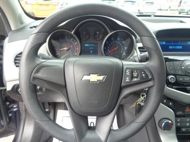 2013 Chevrolet Cruze LS image 12