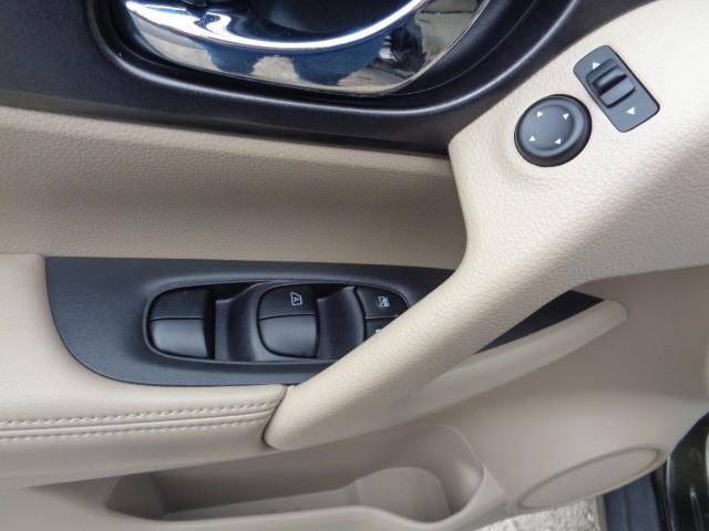 2015 Nissan Rogue SV image 08