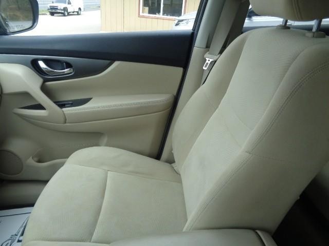 2015 Nissan Rogue SV image 19