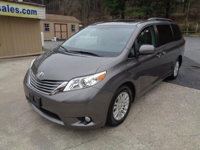 2011 Toyota Sienna XLE image 02