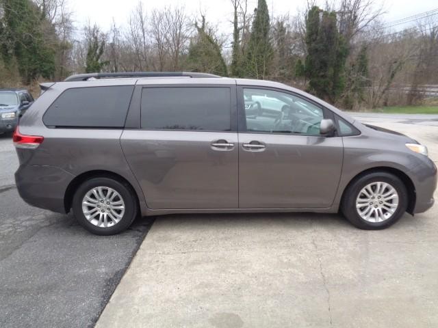 2011 Toyota Sienna XLE image 04