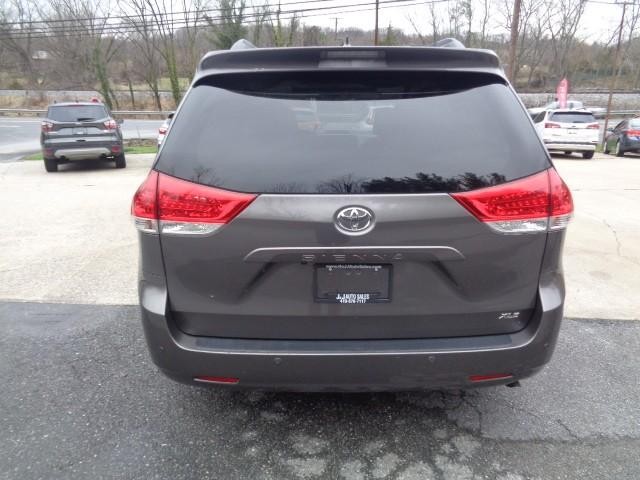 2011 Toyota Sienna XLE image 05