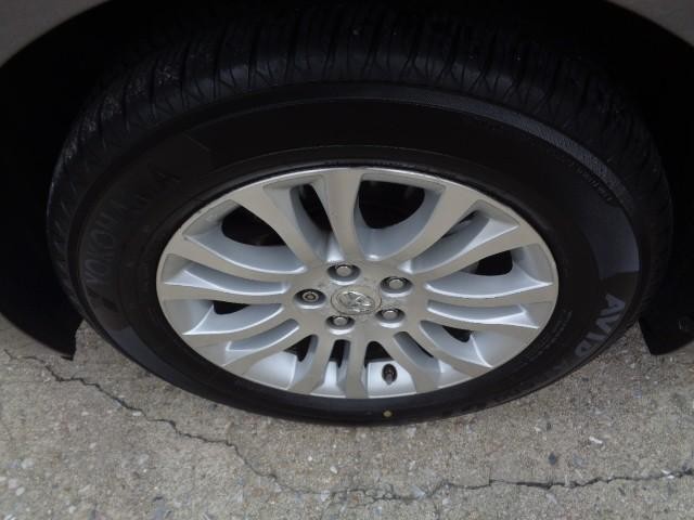 2011 Toyota Sienna XLE image 06