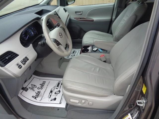 2011 Toyota Sienna XLE image 08