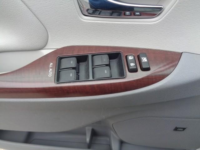 2011 Toyota Sienna XLE image 09