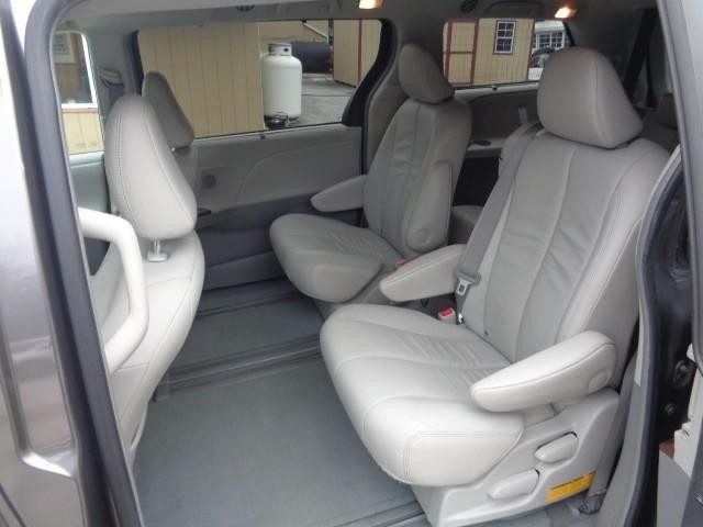 2011 Toyota Sienna XLE image 12