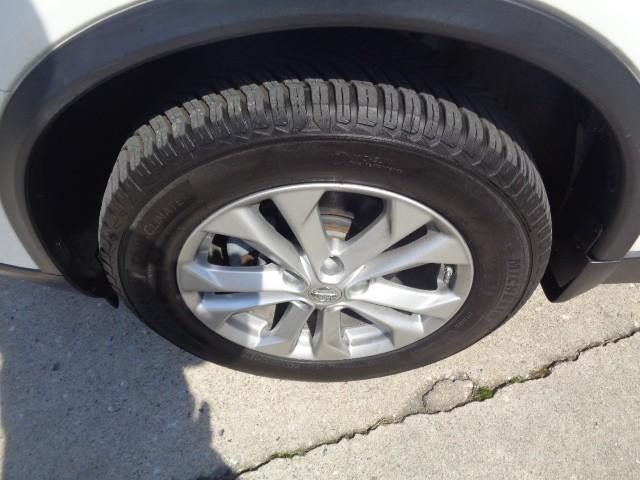 2015 Nissan Rogue SV image 05