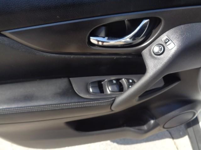 2015 Nissan Rogue SV image 06