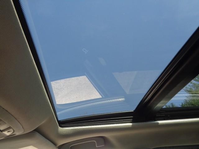 2015 Nissan Rogue SV image 17