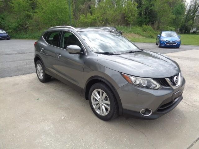 2017 Nissan Rogue Sport SV image 02