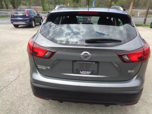 2017 Nissan Rogue Sport SV image 05
