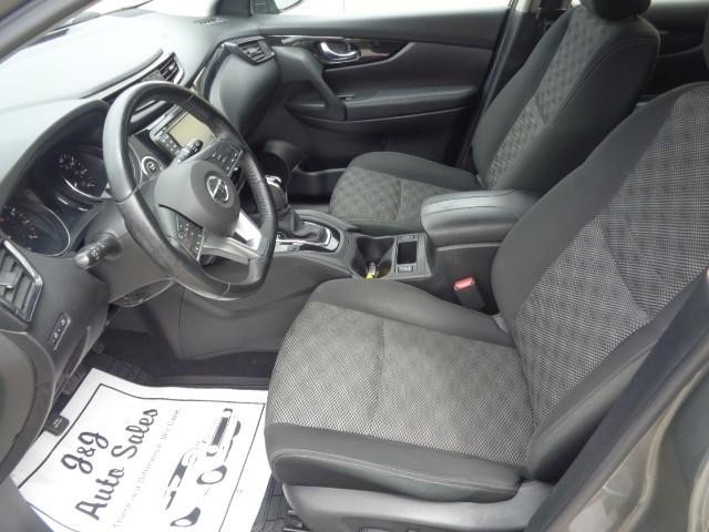 2017 Nissan Rogue Sport SV image 08