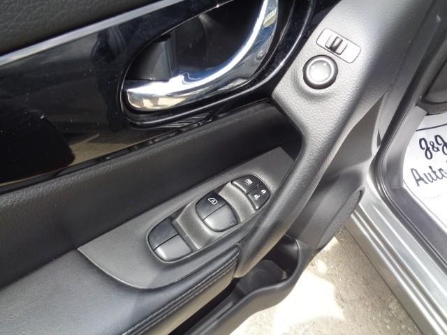 2017 Nissan Rogue Sport SV image 09