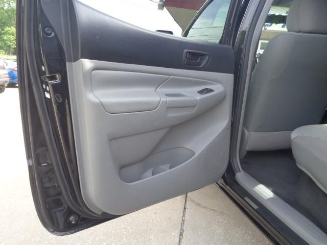 2015 Toyota Tacoma 4WD Double Cab image 23