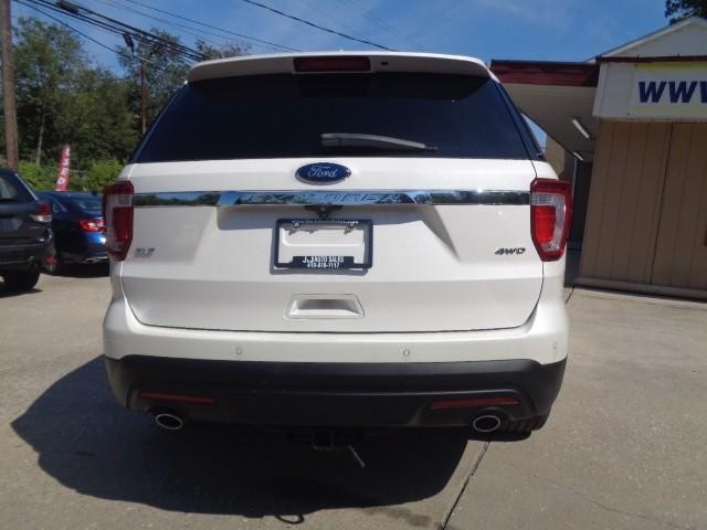 2017 Ford Explorer XLT image 04
