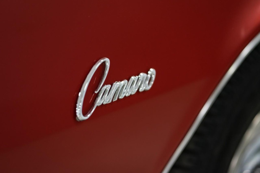 Chevrolet Camaro Vehicle Full-screen Gallery Image 23