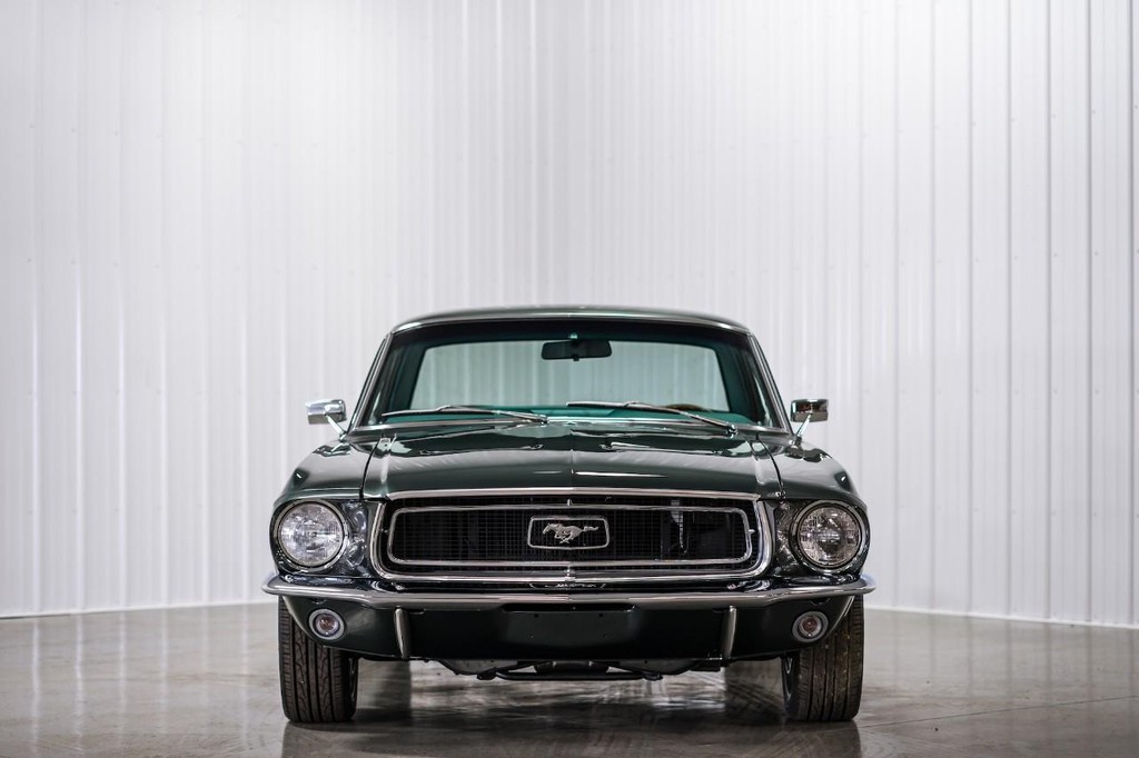 Ford Mustang Vehicle Full-screen Gallery Image 2