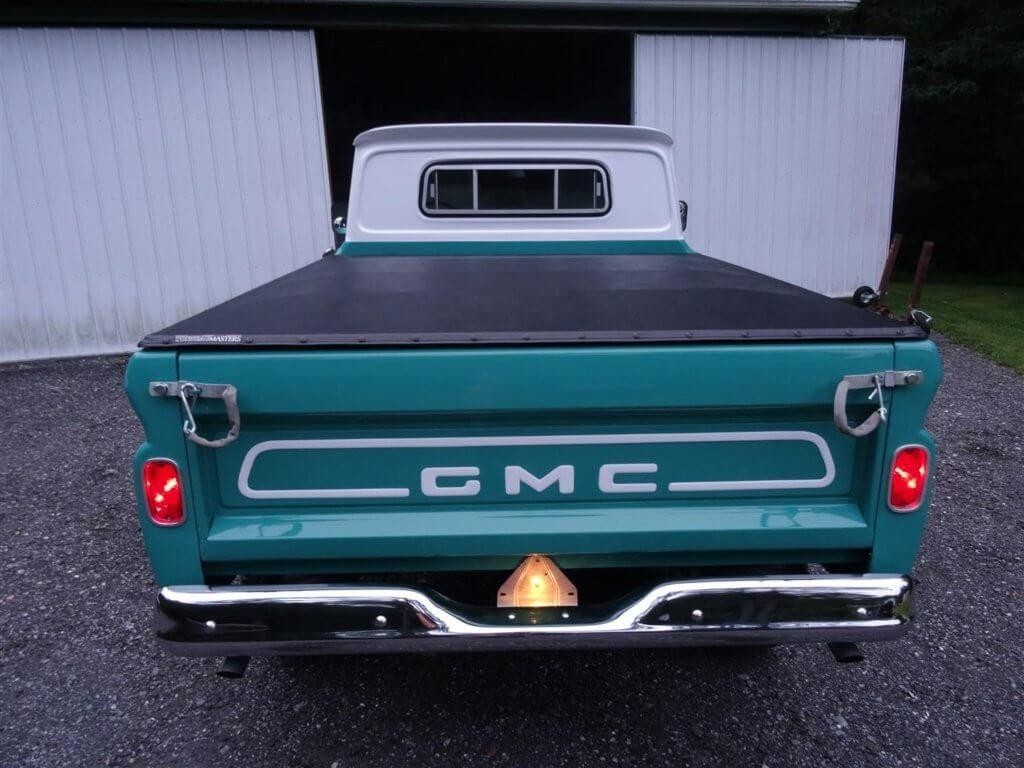 GMC C/K Pickup Vehicle Full-screen Gallery Image 6