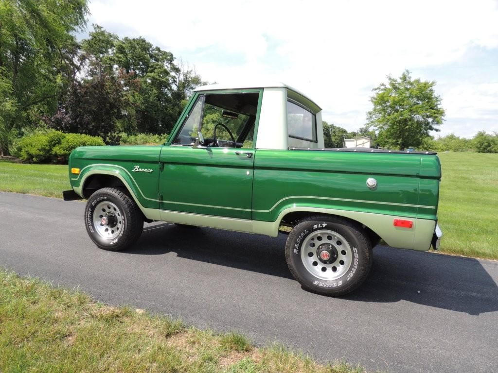 Ford Bronco Vehicle Full-screen Gallery Image 3