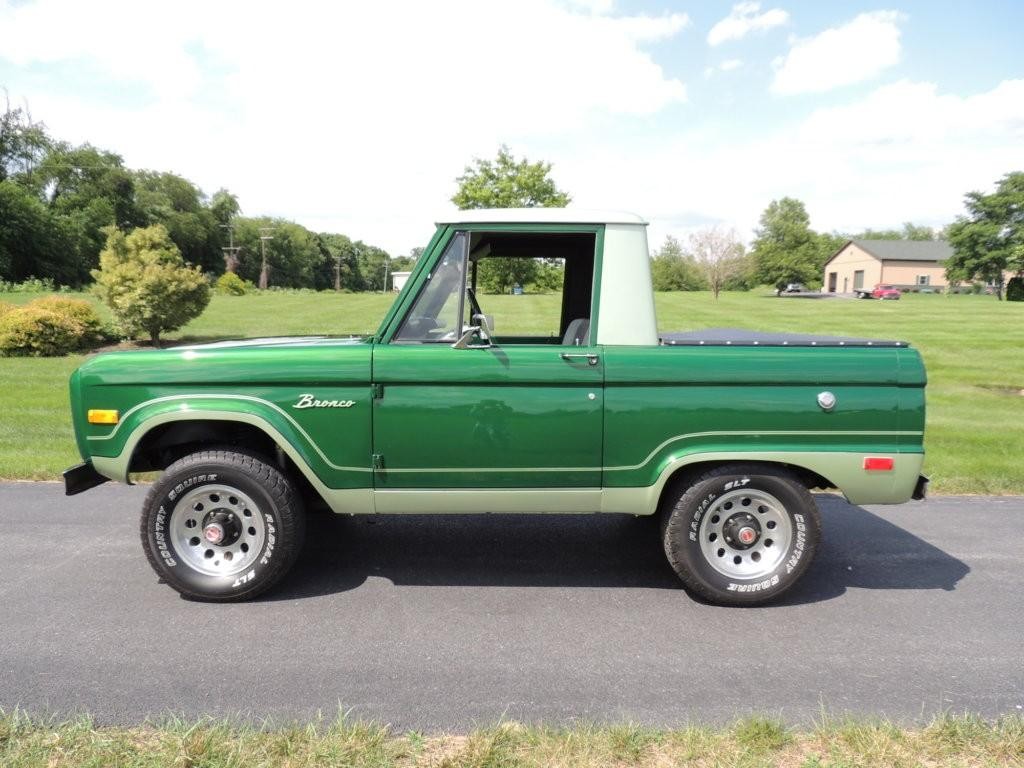 Ford Bronco Vehicle Full-screen Gallery Image 4