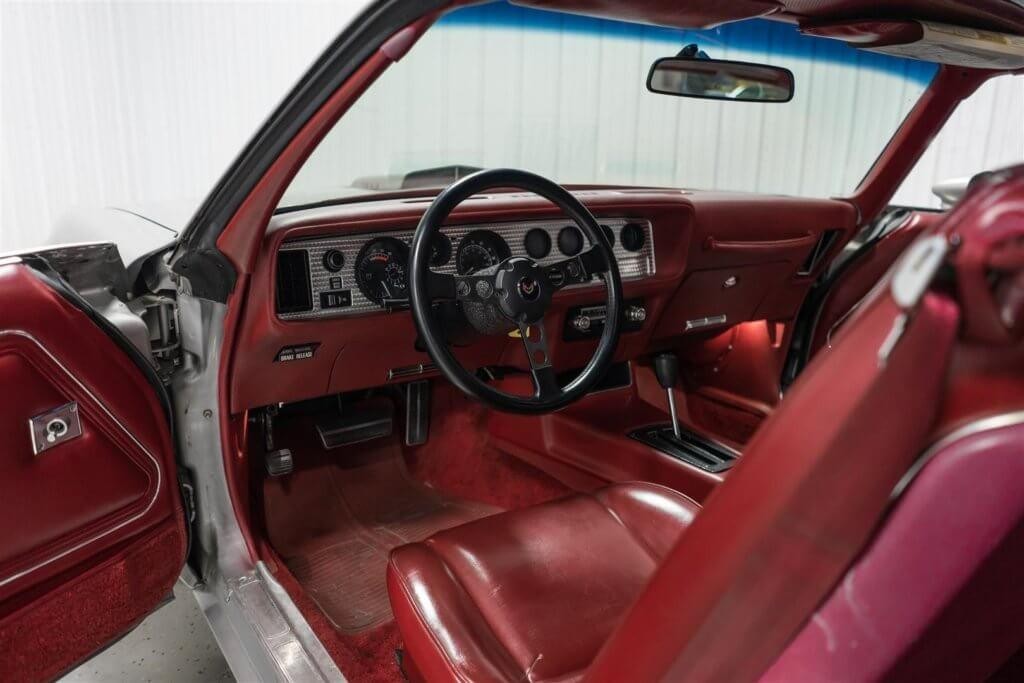 Pontiac Firebird Vehicle Full-screen Gallery Image 10