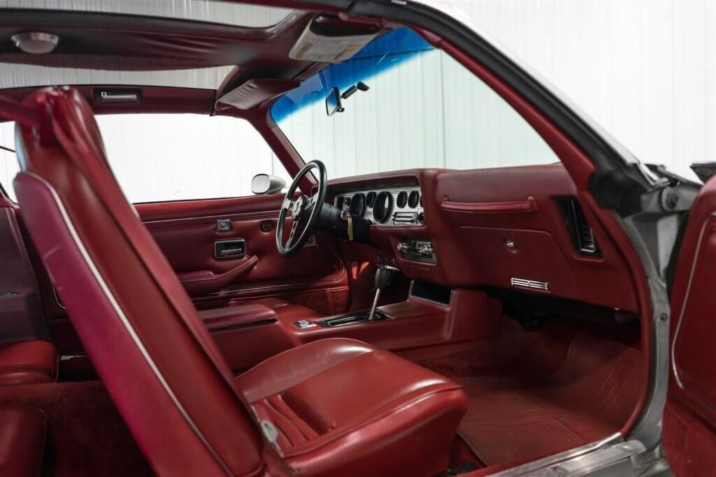 Pontiac Firebird Vehicle Full-screen Gallery Image 16