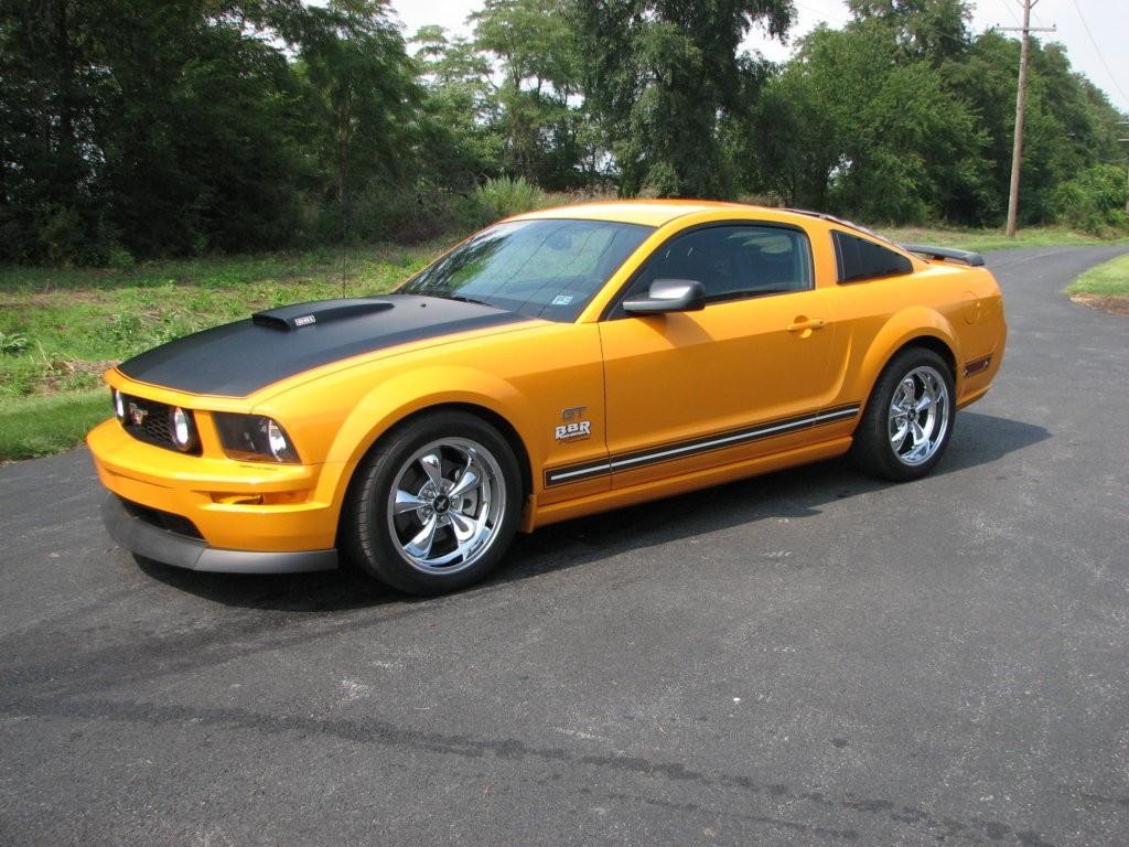 Ford Mustang Vehicle Full-screen Gallery Image 1