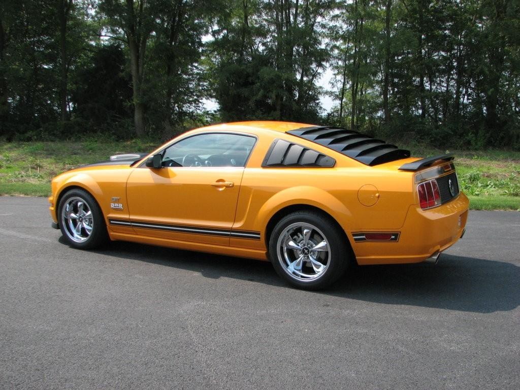 Ford Mustang Vehicle Full-screen Gallery Image 6