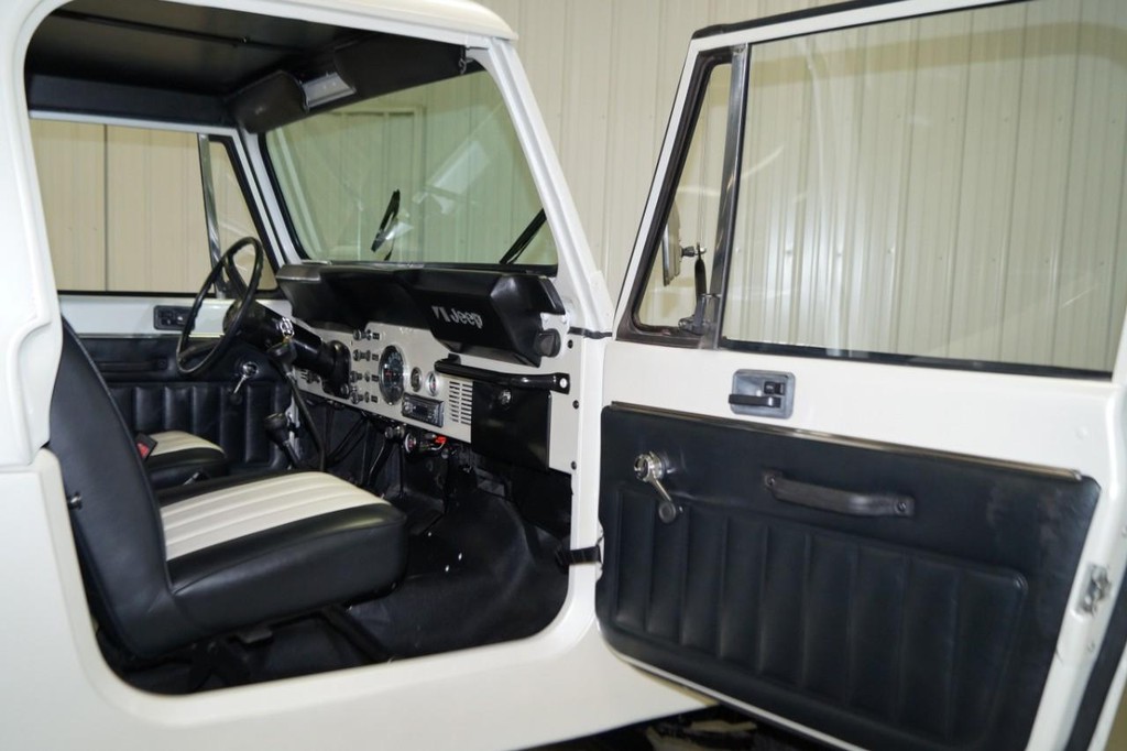 Jeep Scrambler Vehicle Full-screen Gallery Image 43