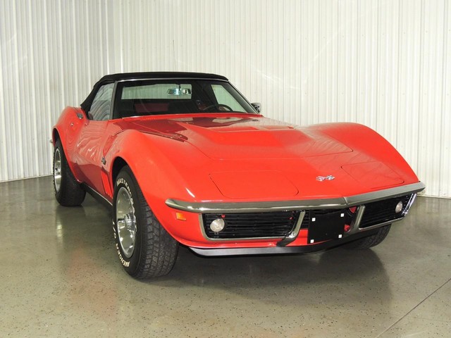 Chevrolet Corvette Vehicle Full-screen Gallery Image 2