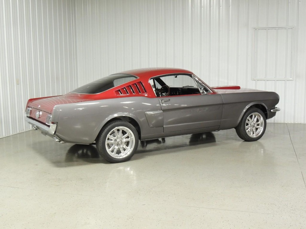 Ford Mustang Vehicle Full-screen Gallery Image 3