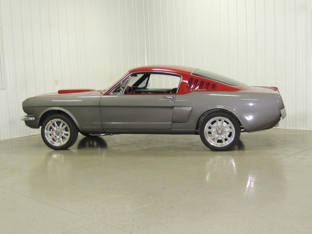Ford Mustang Vehicle Full-screen Gallery Image 7