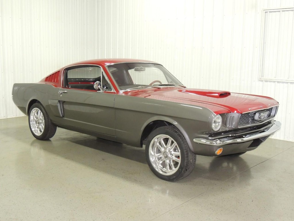 Ford Mustang Vehicle Full-screen Gallery Image 10