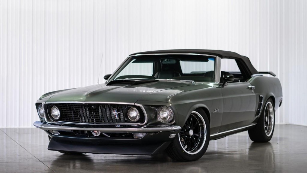 Ford Mustang Vehicle Full-screen Gallery Image 2