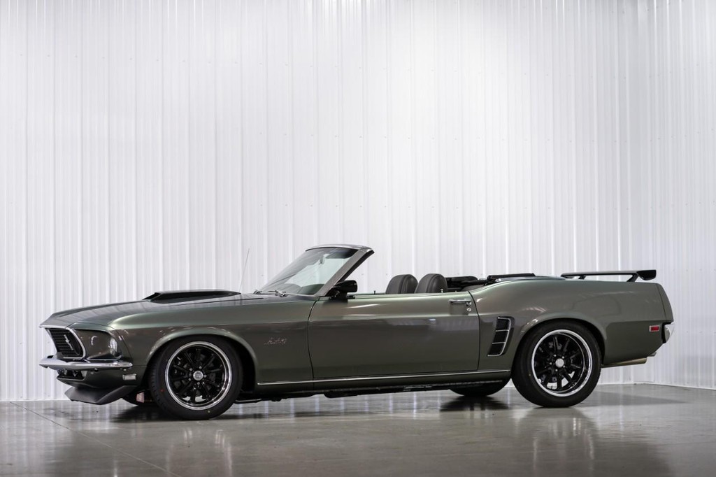 Ford Mustang Vehicle Full-screen Gallery Image 3