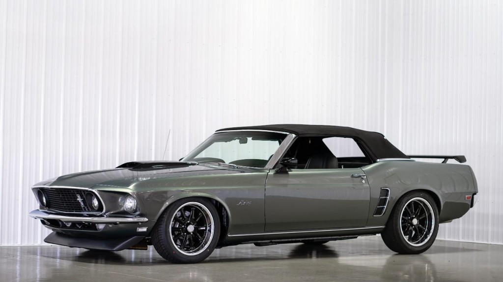 Ford Mustang Vehicle Full-screen Gallery Image 4