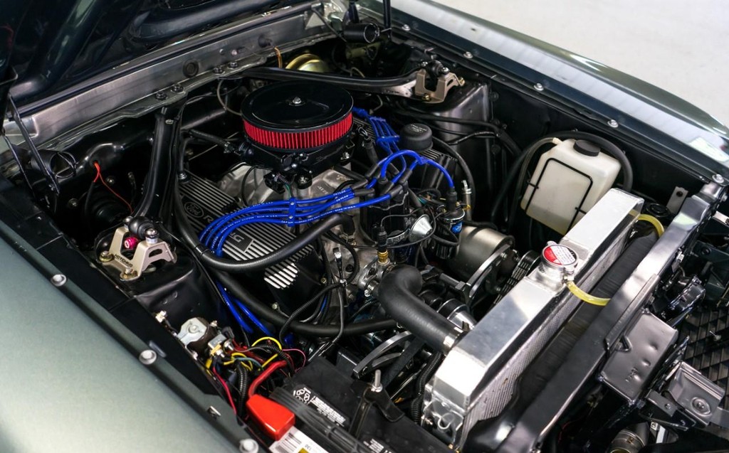 Ford Mustang Vehicle Full-screen Gallery Image 7
