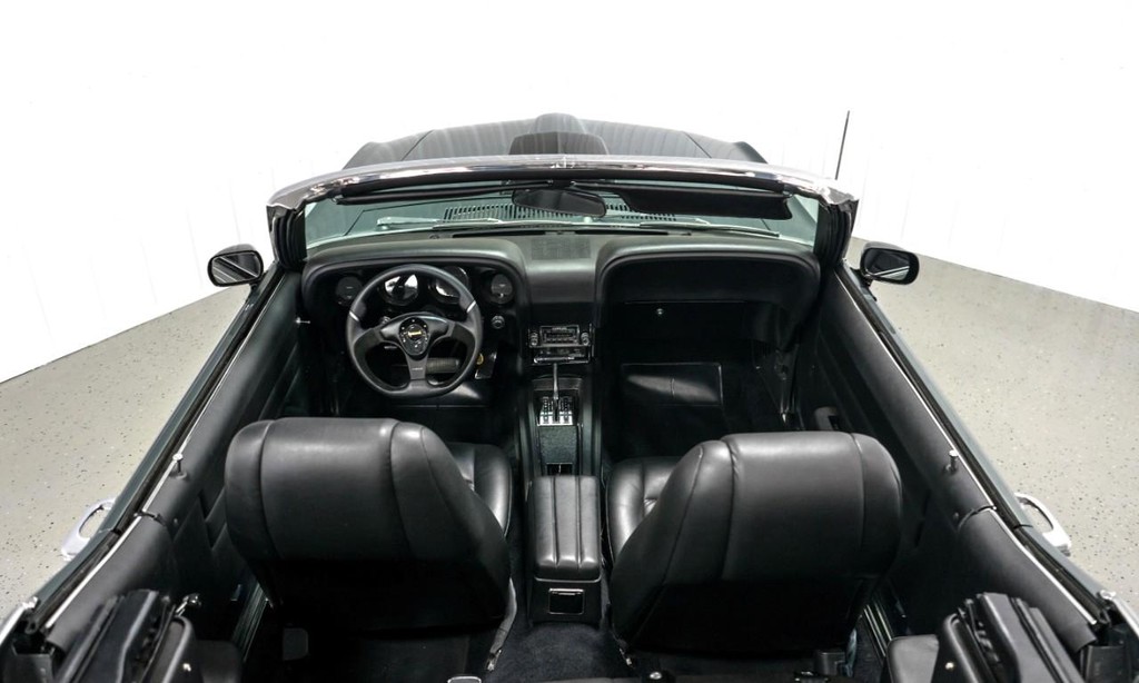 Ford Mustang Vehicle Full-screen Gallery Image 9