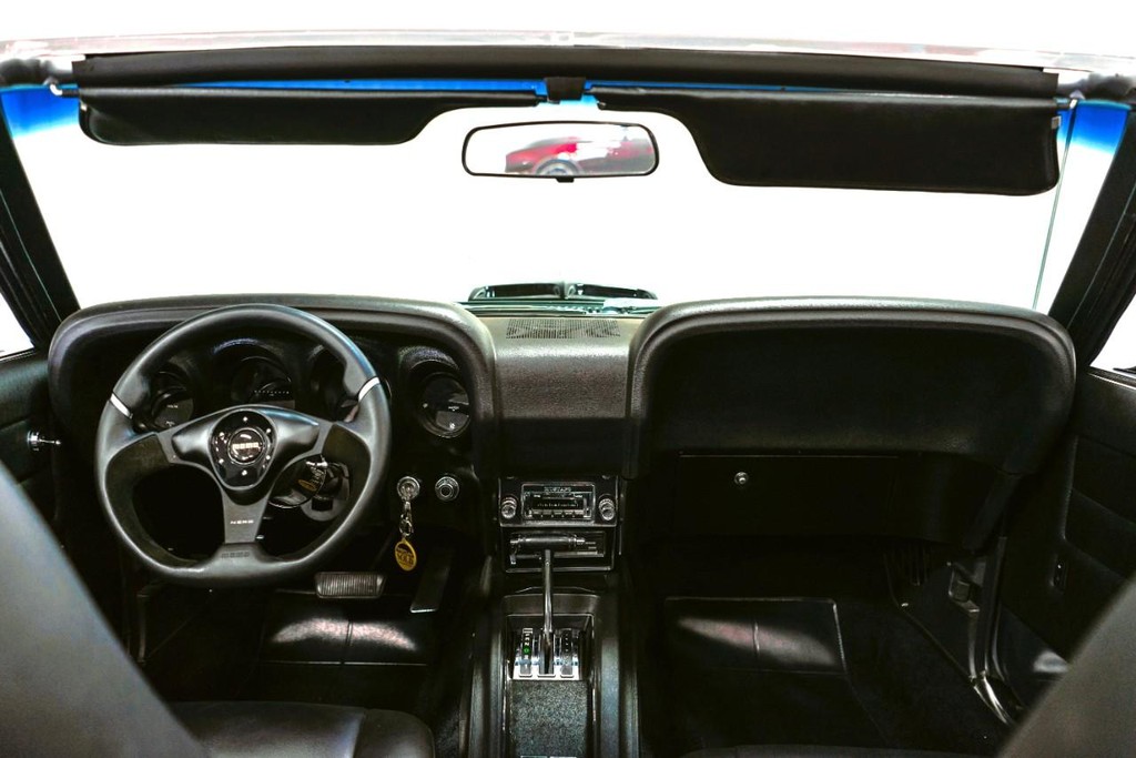 Ford Mustang Vehicle Full-screen Gallery Image 10