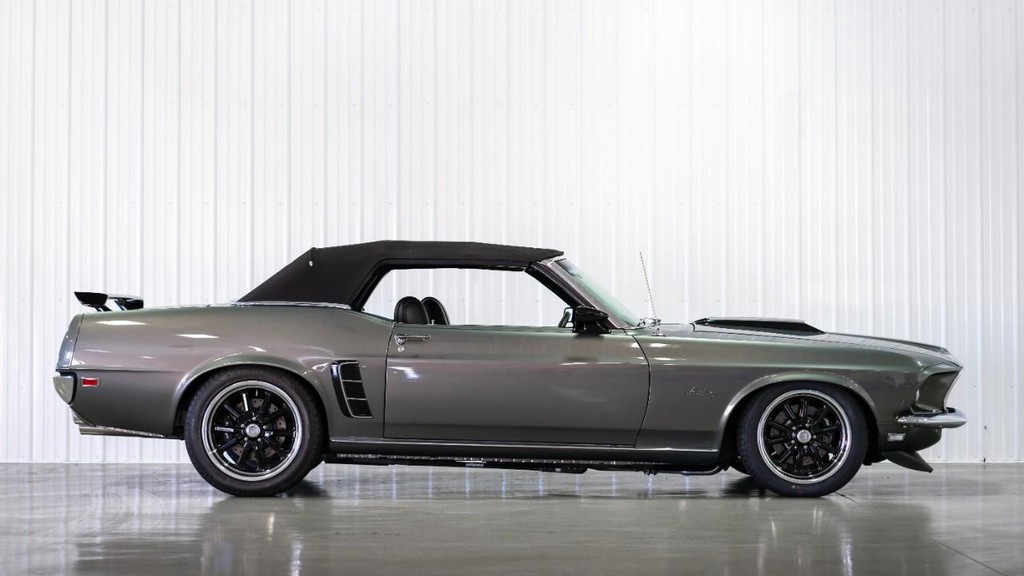Ford Mustang Vehicle Full-screen Gallery Image 14