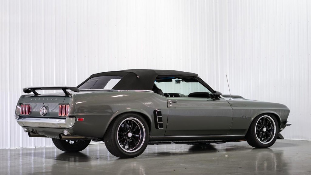 Ford Mustang Vehicle Full-screen Gallery Image 16