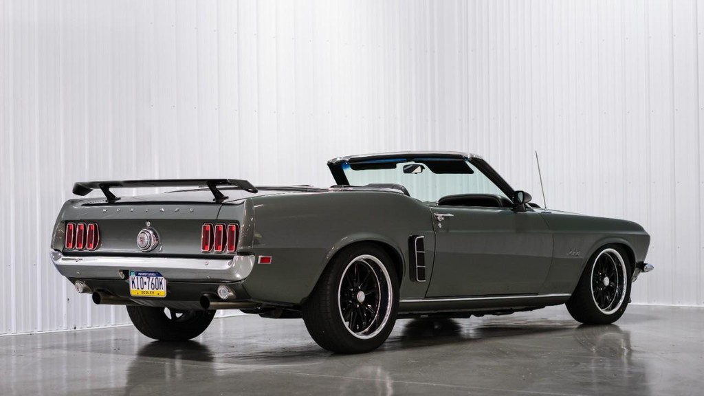 Ford Mustang Vehicle Full-screen Gallery Image 17