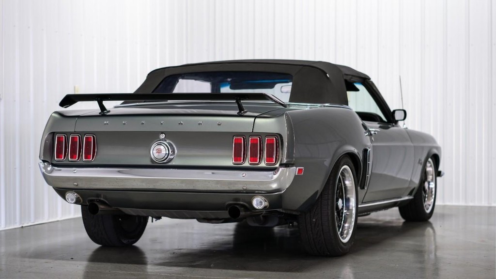 Ford Mustang Vehicle Full-screen Gallery Image 18